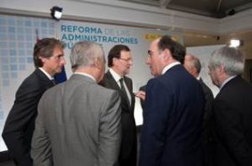 El Presidente de la FEMP, a la izquierda, junto al Presidente del Gobierno y otros asistentes a la presentación del Informe de la CORA, el 19 de junio.